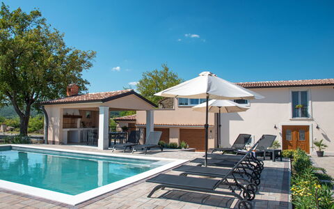 Rika: Ciel, L'Eau, Plante, Propriété, Bâtiment, Nuage, Ombre, Piscine, Maison, Loisir
