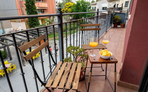 Ancora: Plante, Table, Bâtiment, Meubles, Fenêtre, Pot De Fleur, Chaise, Bois, Arbre, Mobilier De Jardin