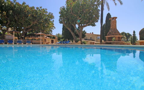 Las Cabañas: L'Eau, Ciel, Propriété, Piscine, Plante, Bleu Azur, Arbre, Végétation, Loisir, Arecales