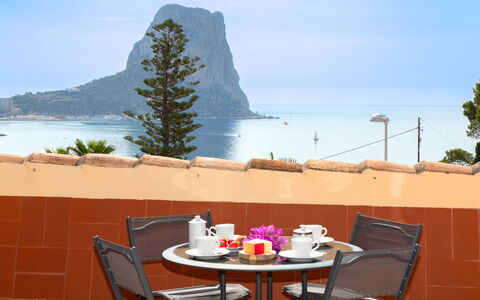 Calpe Calp 1117: Ciel, Table, Meubles, Propriété, Chaise, L'Eau, Bois, Mobilier De Jardin, Tableau De Plein Air, Arbre