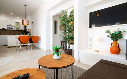 Calpe Calp 1117: Table, Plante, Meubles, Propriété, Canapé, Plante D'Appartement, Pot De Fleur, Orange, Bois, Design Intérieur