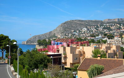 Calpe Calp 1117: Ciel, Bâtiment, Plante, Propriété, Nuage, Éclairage Public, Arbre, Fenêtre, Maison, Design Urbain