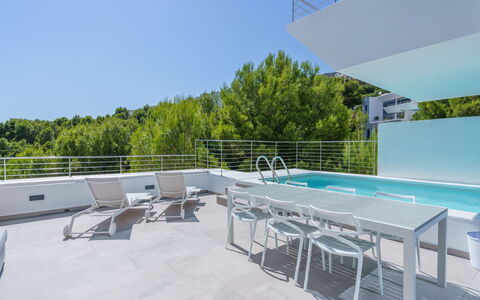 Kristina: Ciel, Jour, Meubles, L'Eau, Bâtiment, Piscine, Ombre, Mobilier De Jardin, Arbre, Design Urbain