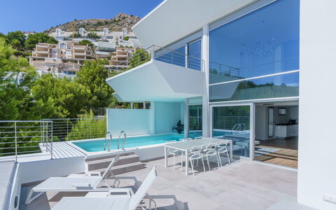 Kristina: Propriété, Ciel, Bâtiment, Bleu Azur, Ombre, Fenêtre, Mobilier De Jardin, Architecture, Chaise, Design Urbain