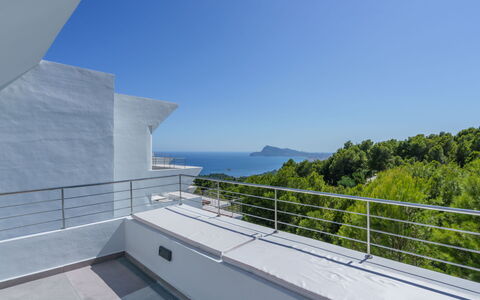 Kristina: Ciel, Jour, Ombre, Design Urbain, Arbre, Bâtiment, Pente, Clôture, Composite, Condominium