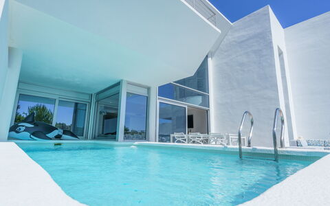 Kristina: L'Eau, Bleu Azur, Bâtiment, Piscine, Ciel, Ombre, Aqua, Condominium, Loisir, Composite