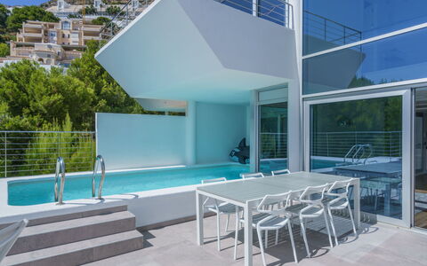 Kristina: Table, Propriété, Meubles, Bâtiment, Bleu Azur, Piscine, Ombre, Mobilier De Jardin, Chaise, Architecture