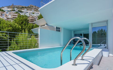 Kristina: Propriété, L'Eau, Bâtiment, Ciel, Piscine, Bleu Azur, Ombre, Architecture, Plante, Maison