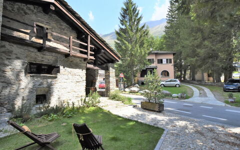 Baita Barin: Plante, Ciel, Bâtiment, Propriété, Fenêtre, Nuage, Arbre, Lot Terre, Montagne, Herbe