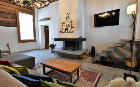 Baita Barin: Cadre, Table, Propriété, Meubles, Canapé, Confort, Bois, Design Intérieur, Éclairage, Sol