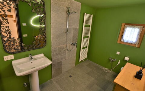 Baita Barin: Miroir, Évier, Propriété, Robinet, Luminaire Plomberie, Vert, Lavabo, Bâtiment, Salle De Bains, Fenêtre