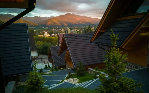 Zakopane 460: Nuage, Bâtiment, Plante, Ciel, Propriété, Feuille, Montagne, Maison, Bois, Ombre