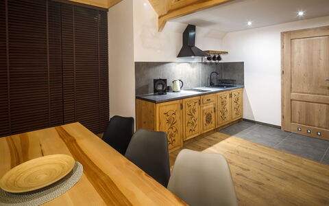 Zakopane 460: Meubles, Cabinetry, Table, Bois, Chaise, Cuisine, Comptoir, Sol, Sol, Tache De Bois