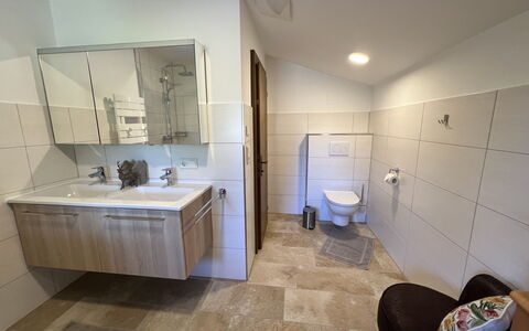 Haus Sigfried: Miroir, Robinet, Évier, Bâtiment, Luminaire Plomberie, Lavabo, Salle De Bains, Baignoire, Maison, Design Intérieur