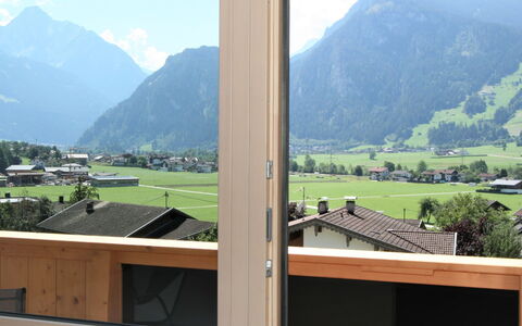 Mayrhofen 350: Ciel, Nuage, Jour, Fenêtre, Propriété, Bâtiment, Montagne, Écorégion, Plante, Ombre