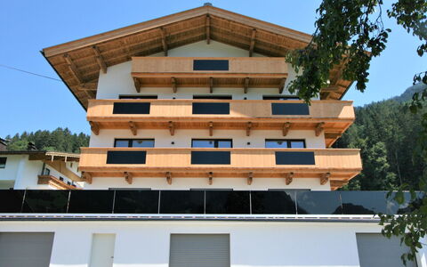 Mayrhofen 350: Ciel, Bâtiment, Propriété, Fenêtre, Arbre, Ombre, Bois, Design Urbain, Condominium, Maison