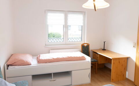 Enikö: Meubles, Lit, Chambre, Design Intérieur, Bois, Sol, Sol, Drap De Lit, Literie, Pièce