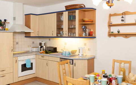 Enikö: Meubles, Cuisine, Bois, Design Intérieur, Appareil De Cuisine, Comptoir, Cabinetry, Éclairage, Sol, Principaux Appliance