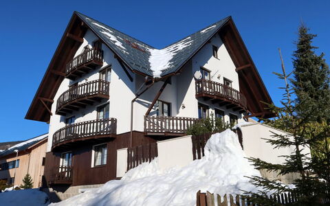 Harrachov 552: L'Eau, Plante, Ciel, Propriété, Piscine, Bleu, Arbre, Plan D'Eau, Ombre, Herbe