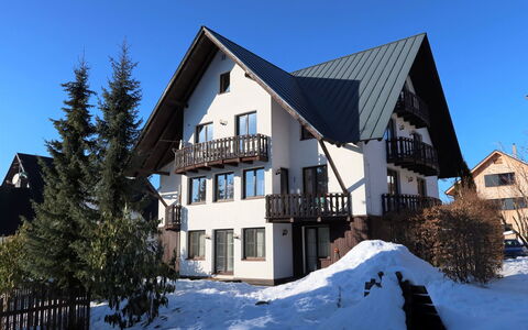 Harrachov 552: L'Eau, Plante, Ciel, Propriété, Piscine, Bleu, Arbre, Plan D'Eau, Ombre, Herbe