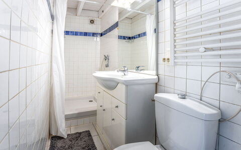 Centre Nyons: Robinet, Miroir, Luminaire Plomberie, Évier, Lavabo, Propriété, Salle De Bains, Violet, Bâtiment