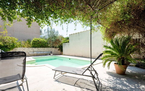 Centre Nyons: Plante, Bâtiment, Pot De Fleur, L'Eau, Ombre, Mobilier De Jardin, Arbre, Piscine, Herbe, Rectangle