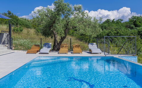 Villa Bella: L'Eau, Ciel, Propriété, Plante, Nuage, Piscine, Bleu Azur, Arbre, Ombre, Composite