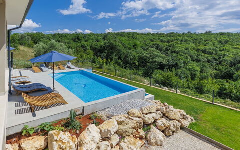 Villa Bella: Nuage, Ciel, Piscine, Bleu Azur, Plante, L'Eau, Bâtiment, Lot Terre, Mobilier De Jardin, Ombre