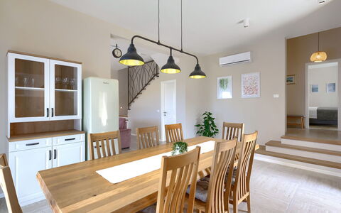 Villa Bella: Table, Propriété, Meubles, Chaise, Cuisine, Table Cuisine Et Salle A Manger, Bois, Design Intérieur, Éclairage, Sol