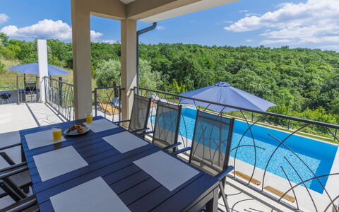 Villa Bella: Ciel, Nuage, Bâtiment, Bleu Azur, Ombre, Design Intérieur, Piscine, Arbre, Mobilier De Jardin, Loisir