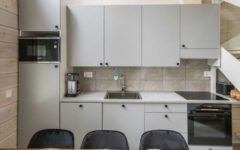 Villa Galdu a: Cuisine, Comptoir, Appareil De Cuisine, Sol, Design Intérieur, Meubles, Bois, Principaux Appliance, Cabinetry, Évier