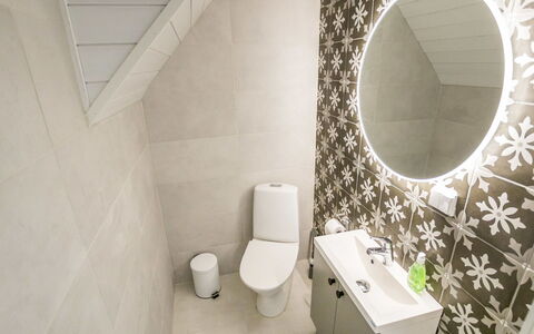 Villa Galdu a: Sol, Sol, Luminaire Plomberie, Salle De Bains, Design Intérieur, Siège De Toilette, Toilette, Lavabo, Plomberie, Tuile