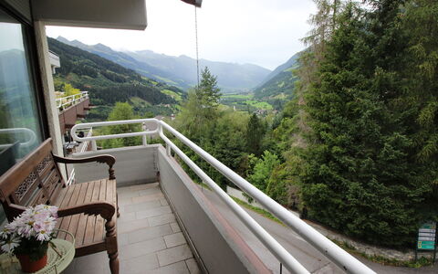 Tauernspirit: Ciel, Propriété, Bâtiment, Montagne, Pot De Fleur, Plante, Bois, Architecture, Arbre, Porche