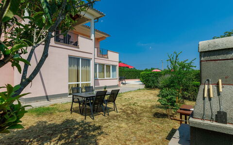 Goga: Bâtiment, Ciel, Plante, Bleu Azur, Ombre, Fenêtre, Chalet, Lot Terre, Maison, Mobilier De Jardin