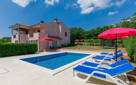 Goga: Nuage, Ciel, Plante, Bâtiment, Propriété, Piscine, Maison, Bleu Azur, Arbre, Mobilier De Jardin