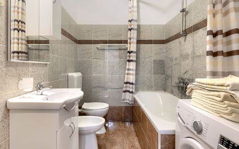 Goga: Buanderie, Miroir, Évier, Luminaire Plomberie, Propriété, Lavabo, Robinet, Salle De Bains, Violet, Design Intérieur