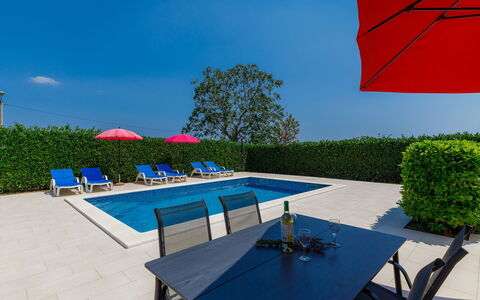 Goga: Table, Meubles, Ciel, Propriété, Bleu Azur, Chaise, La Nature, Ombre, Plante, Mobilier De Jardin