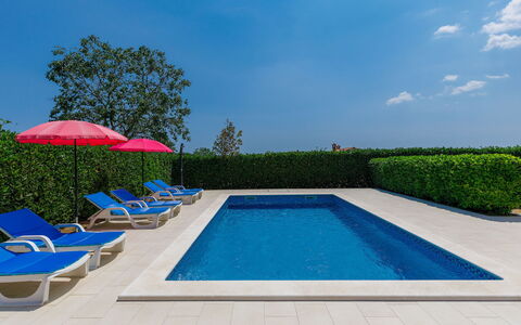 Goga: L'Eau, Ciel, Plante, Piscine, Bâtiment, Nuage, Bleu Azur, Rectangle, Parapluie, Ombre