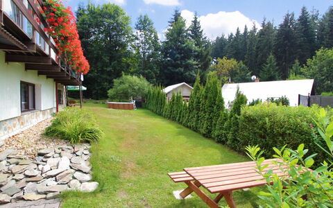 Harrachov Pool & Garden: Plante, Ciel, Nuage, Meubles, Extérieur Banc, Botanique, Bâtiment, La Nature, Arbre, Paysage Naturel