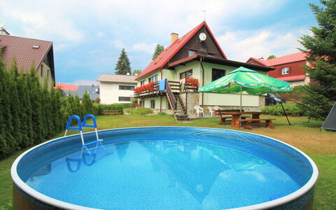 Harrachov Pool & Garden: L'Eau, Nuage, Ciel, Bâtiment, Jour, Propriété, Plante, Bleu Azur, La Nature, Piscine