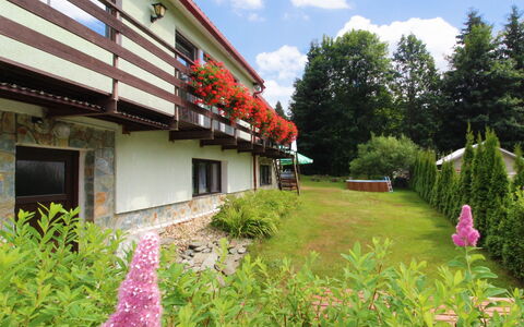 Harrachov Pool & Garden: Plante, Fleur, Propriété, Ciel, Bâtiment, Nuage, La Nature, Feuille, Botanique, Arbre