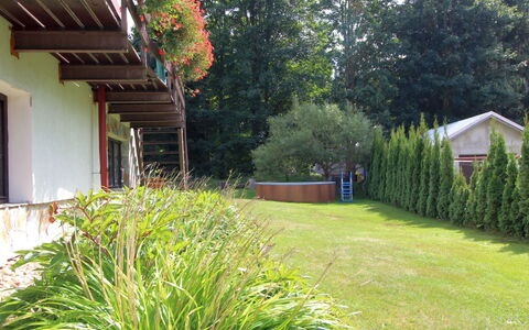 Harrachov Pool & Garden: Plante, Propriété, Botanique, Feuille, Arbre, Bâtiment, Végétation, Architecture, Herbe, Lot Terre