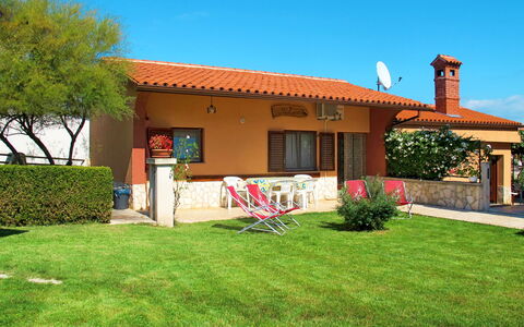 Milva: Plante, Ciel, Bâtiment, Propriété, Fenêtre, Arbre, Maison, Lot Terre, Herbe, Chalet