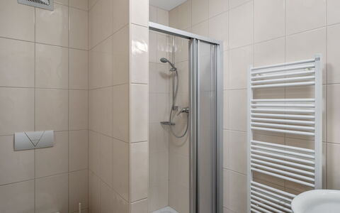 Pflaume: Salle De Bains, Luminaire Plomberie, Design Intérieur, Porte De Douche, Douche, Sol, Matériel De La Propriété, Sol, Plomberie