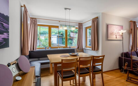Pflaume: Meubles, Table, Propriété, Cadre, Bois, Chaise, Design Intérieur, Sol, Sol, Salon
