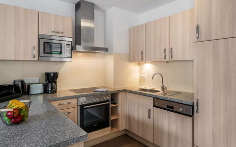 Pflaume: Cabinetry, Comptoir, Propriété, Meubles, Évier, Appareil De Cuisine, Cuisinière, Cuisine, Électroménager, Evier