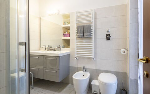 Fra Cristoforo Studio Apartment: Salle De Bains, Siège De Toilette, Sol, Luminaire Plomberie, Toilette, Sol, Design Intérieur, Évier, Lavabo, Robinet