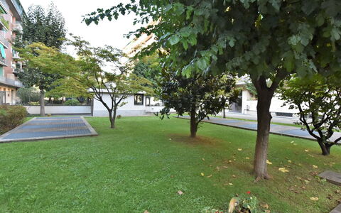 Fra Cristoforo Studio Apartment: Plante, Bâtiment, Botanique, Feuille, Arbre, Branche, Herbe, Ombre, Surface De La Route, Ciel