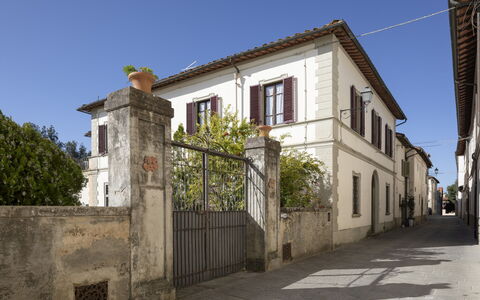 Villa La Cicogna Tuscany: Ciel, Fenêtre, Bâtiment, Plante, Arbre, Maison, Porte, Design Urbain, Zone Résidentielle, Surface De La Route