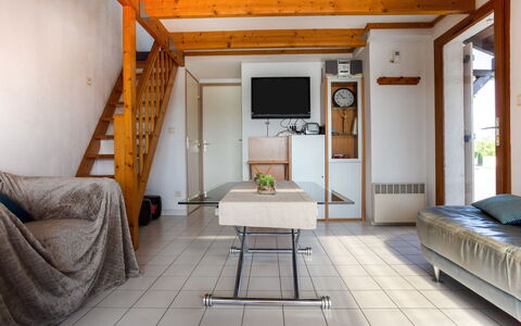 Belle Ile 1: Meubles, Propriété, Bâtiment, Bois, Confort, Design Intérieur, Table, Sol, Plante D'Appartement, Sol